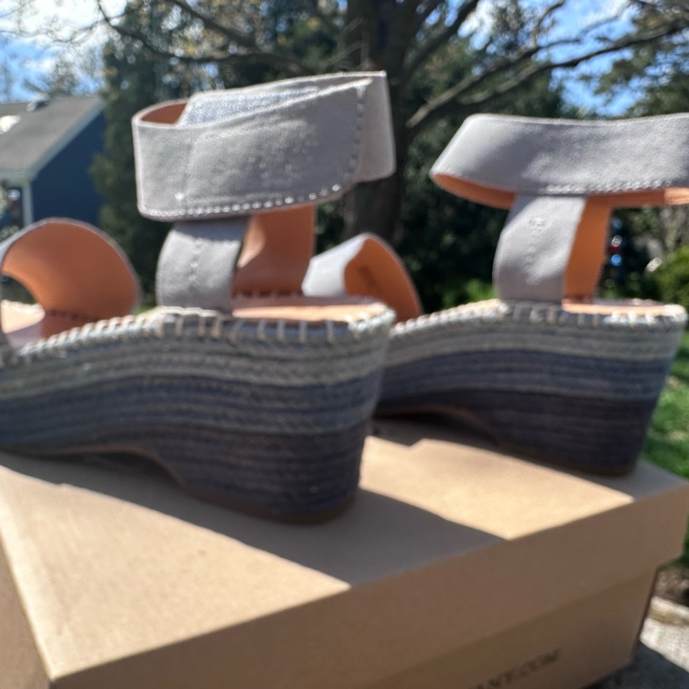 FRYE AND CO. Gray Wedge Sandals with Blue Detailing